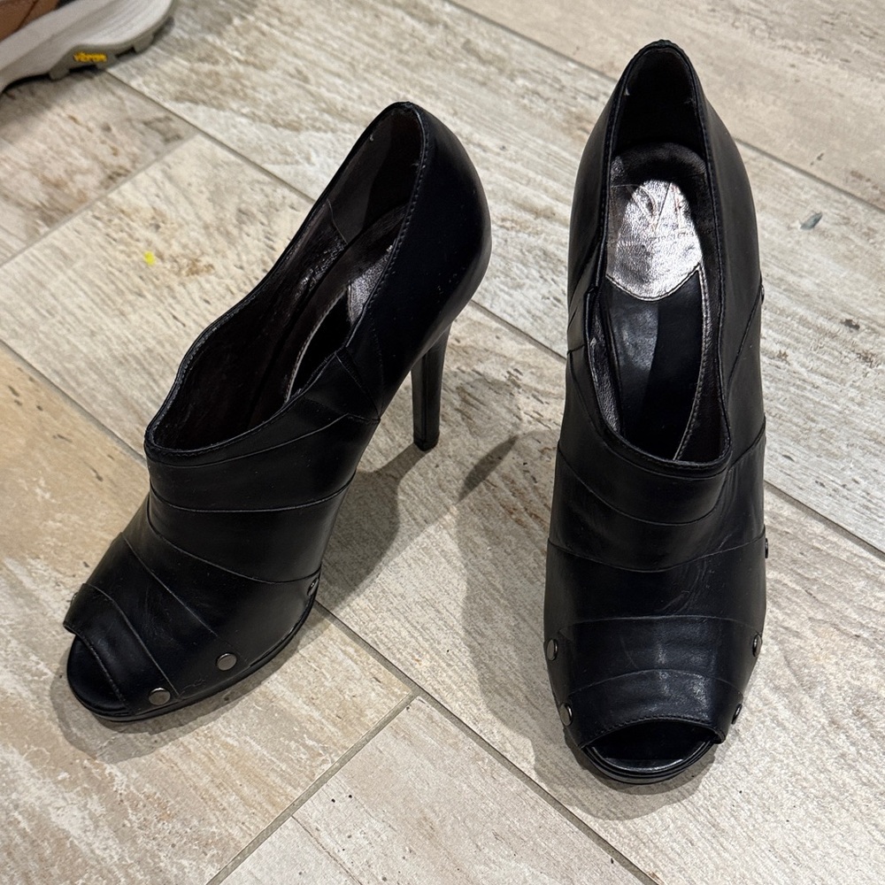 Diane Von Furstenberg Elegant Black Peep-Toe Heels Size 8.5 EUC
